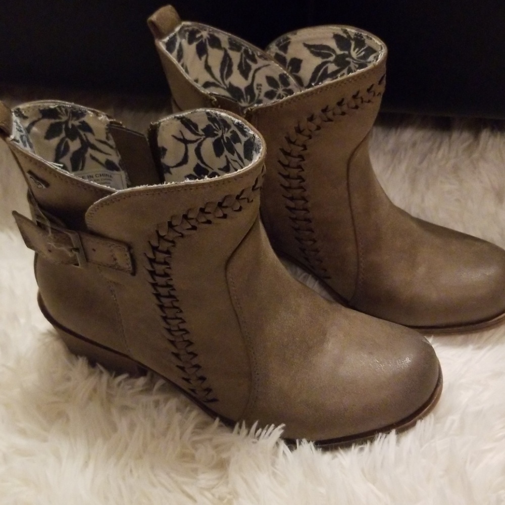 Roxy ankle booties